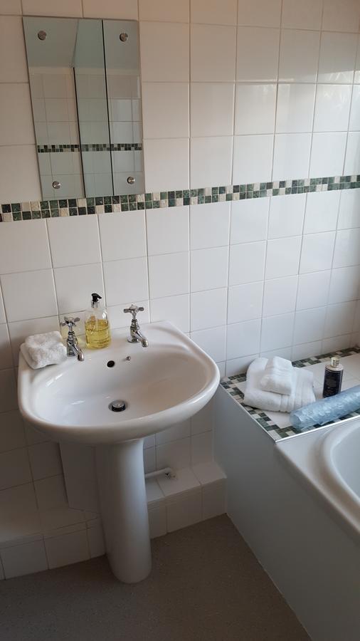 Sadlers Guest House Уокингам Екстериор снимка